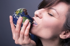 Afbeelding van Pixabay (https://pixabay.com/nl/eten-wereld-aarde-milieu-global-1495368/), CC0 (https://creativecommons.org/publicdomain/zero/1.0/deed.nl) Een vrouw eet taart in de vorm van een wereldbol