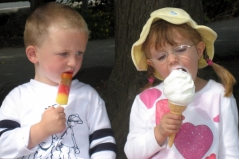 Afbeelding van Freepik.com (http://nl.freepik.com/vrije-photo/ik-wil-jou_21719.htm) Jongen kijkt jaloers naar meisje met groter ijsje