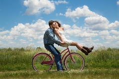 Afbeelding van Pixaba (https://pixabay.com/nl/engagement-paar-romance-fiets-1718244/), CC0 (https://creativecommons.org/publicdomain/zero/1.0/deed.nl)