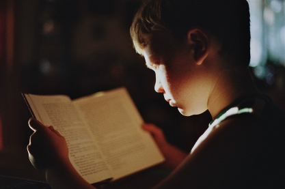 lezende-jongen Een jongen die een boek leest